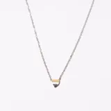 Collar plateado con dije de corazón.