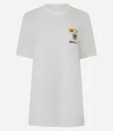 Remera blanca de manga corta y cuello redondo con un gran estampado trasero inspirado en el Tamagotchi, con texto en japonés y elementos gráficos de estilo retro.