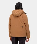 Campera marrón con capucha, cuatro bolsillos frontales con solapa y cierre con cremallera y botones a presión.