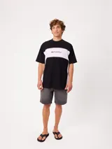 Remera holgada Rusty de diseño combinado en blanco y azul marino, con cuello redondo ancho, mangas cortas y detalle de ribetes oscuros a contratono. Cuenta con el logotipo de la marca estampado en el pecho.