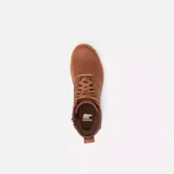 Bota de caña media Sorel, confeccionada en piel impermeable color marrón tostado. Presenta cierre de cordones con ojales metálicos, tirador en el talón y una suela robusta de caucho moldeado con diseño dentado.