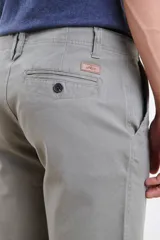 Bermuda color verde.