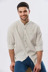 Camisa de lino a rayas verticales blancas y azules, de manga larga, con cuello mao y cierre frontal de botones.
