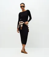 Vestido midi de punto acanalado de la marca Marfinno, color negro, de corte ajustado, con cuello barco y mangas largas.