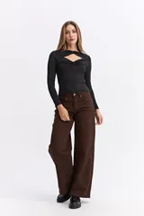 Top de manga larga confeccionado en licra satinada, con diseño ajustado al cuerpo. Presenta un escote con recortes estratégicos y detalles drapeados en el frente que aportan un toque sofisticado.