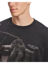 Remera de corte holgado con hombros caídos, confeccionada en tejido de mezcla de algodón con acabado lavado. Presenta un estampado frontal de un toro encadenado y el logo de Project Rock.