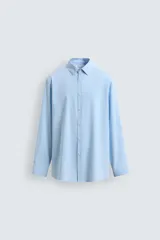 Camisa de corte slim fit, color negro, con cuello italiano, manga larga con puños abotonados y cierre frontal de botones. Confeccionada en tejido de fácil cuidado que minimiza la necesidad de planchado.