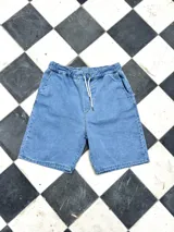 Bermuda de jean celeste, corte baggy, con cintura elástica y spandex.