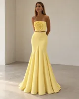 Top strapless verde claro con gran detalle de flor tridimensional en el centro confeccionada con volados fruncidos.