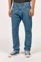 Jean Billabong de corte straight, color azul clásico, con diseño de cinco bolsillos y cierre frontal con botón y cremallera.