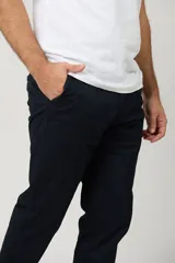 Pantalon chino de gabardina en color azul oscuro, con bolsillos laterales y corte recto.