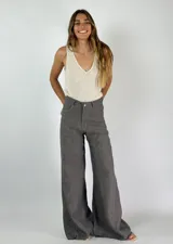 Pantalón de lino color gris oscuro, de corte recto y tiro alto, con bolsillos laterales y cierre frontal de botón.