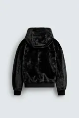Cazadora bomber reversible de corte relajado confeccionada en tejido técnico. Presenta capucha con interior de pelo sintético, cierre frontal con cremallera de doble dirección, bolsillos laterales y puños y bajo con acabado en rib elástico.