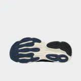 Championes de running New Balance modelo Fresh Foam 680 V9, color azul con entresuela blanca. Presentan capellada de malla transpirable y el logo N característico en los laterales.