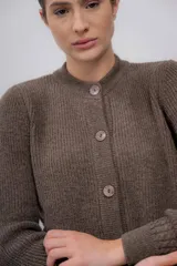 Cardigan marrón claro de punto con cuello redondo y cierre frontal con botones.
