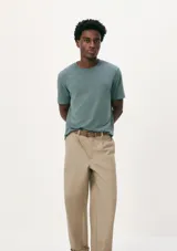 Camiseta básica de manga corta y cuello redondo, color rojo oscuro.