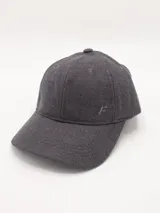 Gorro con visera color gris oscuro, con logo bordado en el lateral.