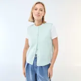 Chaleco sin mangas de punto color verde menta, con cuello redondo y cierre frontal con botones.