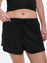 Short de dormir de punto pointelle color blanco, con cintura elastizada y cordón de ajuste frontal.