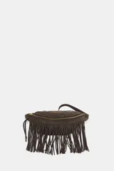 Riñonera de serraje color marrón con diseño de flecos largos en la parte frontal. Presenta detalles de tachas metálicas y ojales decorativos, cierre principal con cremallera y correa ajustable.