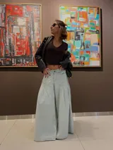 Jean de corte ancho y tiro bajo, confeccionado en denim de color celeste claro. Presenta un diseño con pinzas frontales que le otorgan una silueta amplia y fluida.