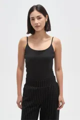 Musculosa de breteles finos, corte al cuerpo y cuello redondo, confeccionada en poliamida.