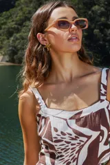 Aros con diseño de estrella de mar en color dorado con acabado texturizado.