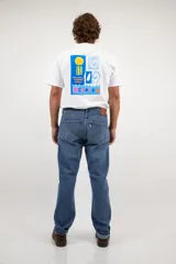 Pantalón jean de corte recto clásico con cinco bolsillos, botones de cobre y costuras color camel.