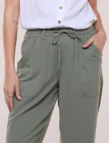 Pantalón capri de algodón a rayas verticales en tonos azul, celeste y blanco, con cintura elastizada, cordón de ajuste frontal y bolsillos aplicados.