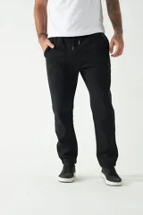 Pantalón de felpa negro para hombre, con logo estampado, cintura ajustable y bolsillos.