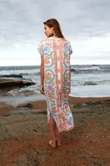 Túnica estampada con motivos geométricos en tonos pastel, escote en V y tajos laterales.