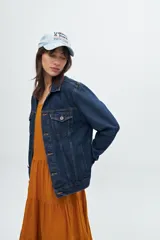 Campera de jean azul de calce clásico.