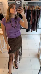 Top marrón de cuello alto drapeado, sin mangas y corte ajustado al cuerpo.