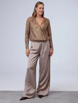 Blusa de fiesta color borgoña, marca Ninety, confeccionada en microtul bordado con lentejuelas. Tiene escote en V cruzado, ruedo elastizado y forro interno a tono.