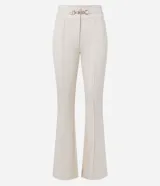 Pantalón flare negro de punto roma con detalle metálico en la cintura y cierre delantero.