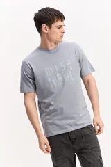 Remera de manga corta color gris con cuello redondo y estampa frontal con la inscripción "Mistral".