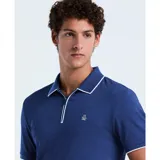 Polo azul con cuello clásico, cierre parcial con cremallera y ribete blanco en cuello y mangas.