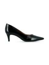 Zapato stiletto negro con acabado glossy, diseño atemporal, punta fina y tacón de altura intermedia. Modelo Polka.