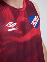 Musculosa deportiva Umbro del Club Nacional de Football, modelo Press para hombre. Diseño sin mangas en tonos azules con estampado abstracto, con el logo de la marca en el pecho derecho y el escudo del club en el izquierdo.