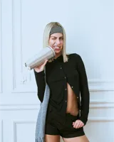 Top manga larga negro confeccionado en rayón con hilera de botones broche asimétricos.