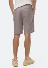 Bermuda de sarga modelo chino, color rosado, con cierre de botón y cremallera, bolsillos laterales y corte recto.