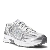 Championes de running New Balance 530, color gris metalizado y blanco, con capellada de malla transpirable y superposiciones sintéticas metalizadas. Presenta el logo 'N' característico en los laterales y entresuela amortiguada.