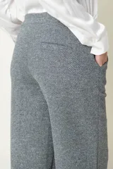 Pantalón ancho de vestir color gris jaspeado, con bolsillos laterales y cintura elástica en la parte trasera.