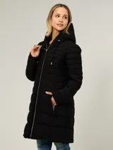 Campera larga tipo puffer de Tommy Hilfiger, color negro, con diseño acolchado horizontal, capucha con cordones ajustables y cierre frontal de cremallera. Cuenta con bolsillos laterales con cierre y logo distintivo de la marca.