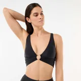 Top de bikini negro con escote en V pronunciado y aro metálico dorado en el centro.