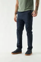 Pantalón chino clásico azul marino, corte slim fit, con presillas para cinturón.