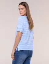 Remera de algodón a rayas horizontales beige y blancas, de corte recto, escote bote y mangas cortas con presilla y botón decorativo.