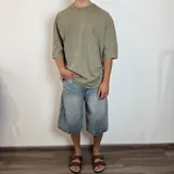 Remera gris de algodón con proceso de lavado snow, corte amplio y mangas cortas.