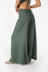 Pantalón de pernera ancha color verde militar, de tiro alto y diseño fluido.