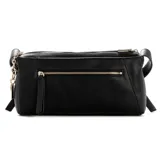 Cartera Guess modelo Devon de color negro, confeccionada en material sintético con textura granulada. Presenta un diseño rectangular, herrajes metálicos dorados, logo de la marca en la parte frontal y un charm colgante decorativo. Cuenta con cierre superior y una correa ajustable para llevar al hombro o cruzada.